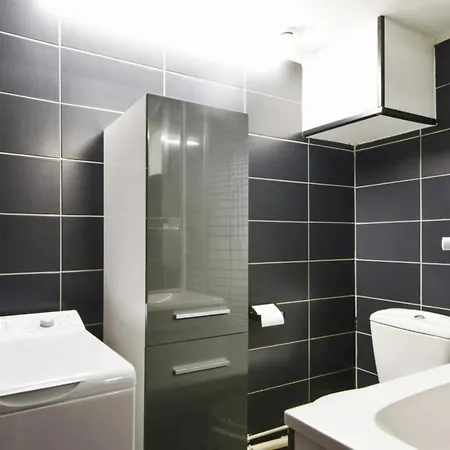 Charming Studio Close To Train Station And Old アパート